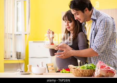 Mann und Frau Salat in der Küche vorbereiten Stockfoto