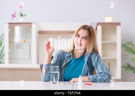 Frau Pillen, die mit dem Schmerz fertig zu werden Stockfoto