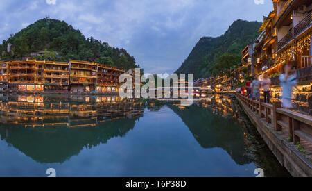 Antike Stadt Fenghuang bei Sonnenuntergang nach Hunan in China Stockfoto