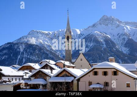 Bergdorf geschickt, mit Blick auf das Dorf im Winter, Unterengadin, Graubünden, Schweiz Stockfoto