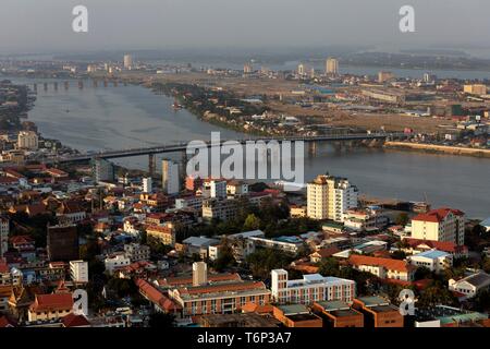 Panoramablick vom Vattanac Capital Tower, Stadtblick, Japan Brücke über den Tonle Sap Fluss, Chroy Changvar Halbinsel, Phnom Penh, Kambodscha Stockfoto