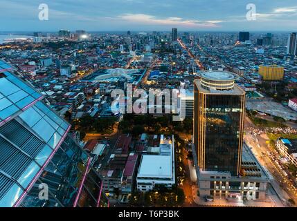 Blick von Vattanac Capital Tower, Stadtblick, die Skyline in der Dämmerung, Phnom Penh, Kambodscha Stockfoto