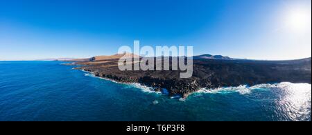 Lavaküste, Los Volcanes natur park Park, in der Nähe von Palma, Montana de Teneza und Montana Blanca, Drone, Lanzarote, Kanarische Inseln, Spanien Stockfoto