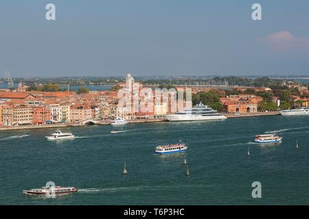 Blick auf die Stadt mit den Ausflugsschiffen und Vaporetto in der Lagune, Stadtteil Castello, Venedig, Venetien, Italien Stockfoto