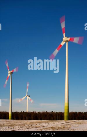 Rot-weiße, Windrädern, Rheinland-Pfalz, Deutschland, Europa Stockfoto