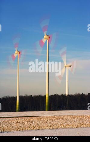 Rot-weiße, Windrädern, Rheinland-Pfalz, Deutschland, Europa Stockfoto