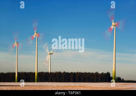 Rot-weiße, Windrädern, Rheinland-Pfalz, Deutschland, Europa Stockfoto