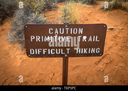 Vorsicht primitiven Zug, schwierig, Wandern, Schild mit Warnung der ungesicherten Trail, Devil's Garden Trail, Arches National Park, Utah, USA Stockfoto