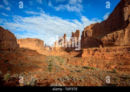 Park Avenue Trail, Rock Formation des Courthouse Towers, Arches National Park, Utah, USA Stockfoto