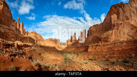 Park Avenue Trail, Rock Formation des Courthouse Towers, Arches National Park, Utah, USA Stockfoto