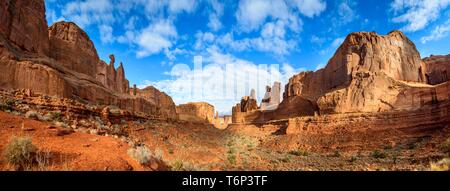 Park Avenue Trail, Rock Formation des Courthouse Towers, Arches National Park, Utah, USA Stockfoto