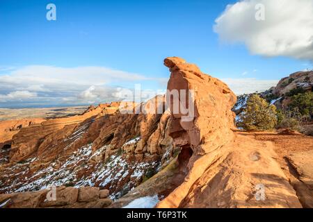 Blick vom Schwarzen Arch übersehen, Aussichtspunkt, Sandstein Klippen im Winter, Devil's Garden Trail, Arches National Park, Utah, USA Stockfoto