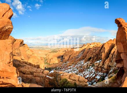 Blick vom Schwarzen Arch übersehen, Aussichtspunkt, Sandstein Klippen im Winter, Devil's Garden Trail, Arches National Park, Utah, USA Stockfoto