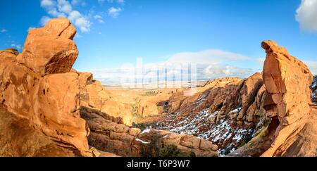 Blick vom Schwarzen Arch übersehen, Aussichtspunkt, Sandstein Klippen im Winter, Devil's Garden Trail, Arches National Park, Utah, USA Stockfoto