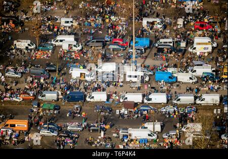 Luftaufnahme, Besucher und Händler auf dem Flohmarkt, Gelsenkirchen, Ruhrgebiet, Nordrhein-Westfalen, Deutschland Stockfoto