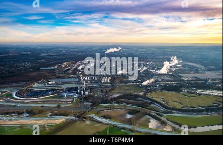 Luftaufnahme, industrielle Landschaft Lippe und Wesel-Datteln-Kanal, hinter Degussa chemische Anlage mit dampfenden Schlote, Marl, Ruhrgebiet, Nord Stockfoto