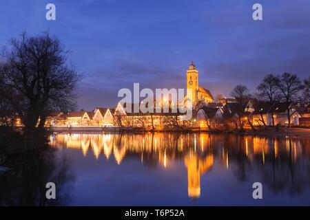 Blick auf die Stadt mit stadtkirche Sankt Laurentius am Neckar, Dämmerung, Nurtingen, Baden-Württemberg, Deutschland Stockfoto