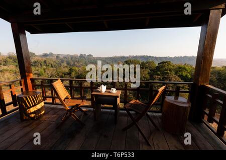 Terrasse mit Blick auf den Regenwald, Dschungel bei Senmonorom, Sen monorom, Provinz Mondulkiri, Kambodscha Stockfoto