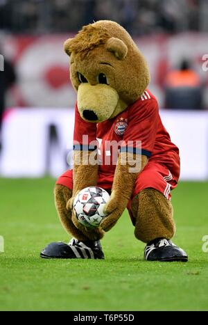 Maskottchen Berni mit Fußball, FC Bayern München, FCB, Allianz Arena, München, Bayern, Deutschland Stockfoto