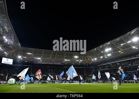 Fahnenschwinger im Stadion vor dem Start von einem Fußballspiel der 1. Bundesliga, PreZero-Arena, Sinsheim, Bayern, Deutschland Stockfoto