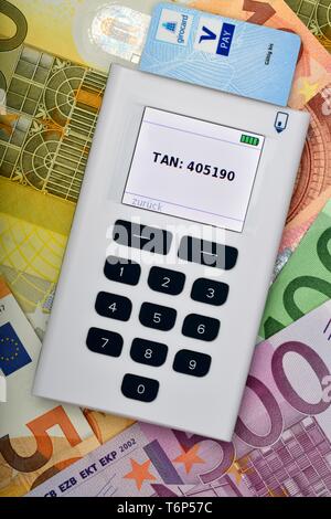 ChipTAN-Generator, TAN-Leser, giro Karte, auf verschiedenen Euro-banknoten, Baden-Württemberg, Deutschland Stockfoto