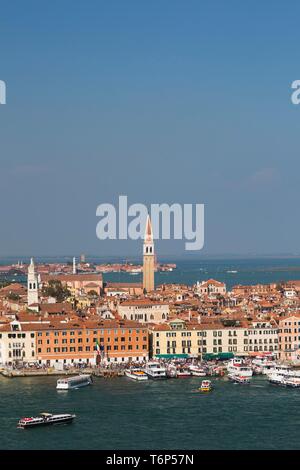 Blick auf die Stadt mit der Kirche San Francesco della Vigna und Boote in der Lagune, Stadtteil Castello, Venedig, Venetien, Italien Stockfoto