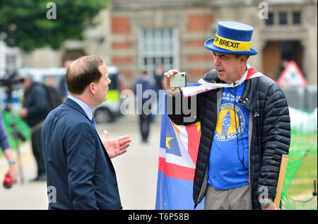 Charlie Elphicke MP (Con: Dover) im Interview mit Steve Bray, Anti-Brexit-Protestler, über College Green, Westminster, London Stockfoto