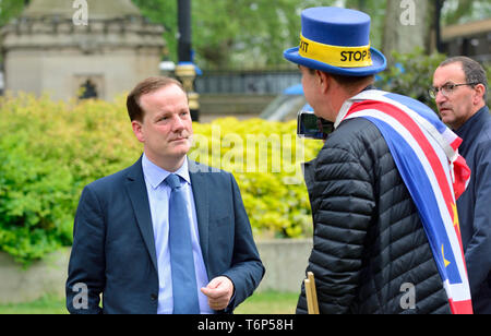 Charlie Elphicke MP (Con: Dover) im Interview mit Steve Bray, Anti-Brexit-Protestler, über College Green, Westminster, London Stockfoto