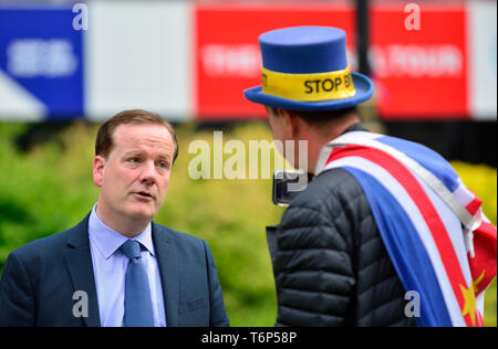 Charlie Elphicke MP (Con: Dover) im Interview mit Steve Bray, Anti-Brexit-Protestler, über College Green, Westminster, London Stockfoto