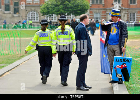 Charlie Elphicke MP (Con: Dover) im Interview mit Steve Bray, Anti-Brexit-Protestler, über College Green, Westminster, London Stockfoto