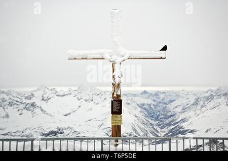 Gipfelkreuz auf dem Berg Kleiner Matterhorn, Wallis, Schweiz, Europa Stockfoto