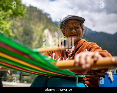 Lushui, der chinesischen Provinz Yunnan. 21 Apr, 2019. Li Wenshi, eine 75-jährige Frau von Dulong ethnische Gruppe, spinnt eine Decke in Dulongjiang County im Gongshan Dulong und Nu autonomen County, im Südwesten der chinesischen Provinz Yunnan, 21. April 2019. China hat die ethnische Minderheit der Dulong aus der Armut in der südwestlichen Provinz Yunnan aufgehoben, es Schritte auf das Ziel der völligen Beseitigung der Armut bis 2020. Credit: Jiang Wenyao/Xinhua/Alamy leben Nachrichten Stockfoto