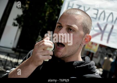 Ein Demonstrator gesehen riefen Slogans während des Protestes Kennzeichnung Mayday in Athen. Die Demonstranten fordern Besseres Gehalt und die Rechte der Arbeiter. Stockfoto