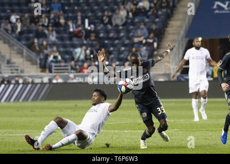 Chester, Pennsylvania, USA. Mai, 2019. JAMIRO MONTEIRO (35), die in Aktion gegen den FC Cincinnati's ALVAS POWELL (92) Während des Spiels an Talen Energie Stadion in Chester, Pennsylvania Credit: Ricky Fitchett/ZUMA Draht/Alamy leben Nachrichten Stockfoto