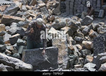 Srinagar, Indisch kontrollierten Teil Kaschmirs. Mai, 2019. Ein Arbeitnehmer, der meissel ein Stein, am Internationalen Tag der Arbeit in Srinagar, die Hauptstadt des Indischen-kontrollierten Kaschmir, 1. Mai 2019. Credit: Javed Dar/Xinhua/Alamy leben Nachrichten Stockfoto