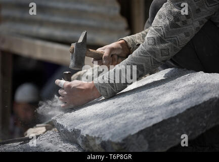 Srinagar, Indisch kontrollierten Teil Kaschmirs. Mai, 2019. Ein Arbeitnehmer, der meissel ein Stein, am Internationalen Tag der Arbeit in Srinagar, die Hauptstadt des Indischen-kontrollierten Kaschmir, 1. Mai 2019. Credit: Javed Dar/Xinhua/Alamy leben Nachrichten Stockfoto