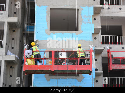 Peking, China. Mai, 2019. Arbeitnehmer auf einer Baustelle im Fengtai District von Peking, der Hauptstadt von China, 1. Mai 2019, dem internationalen Tag der Arbeit gesehen. Quelle: Ren Michael Wicke/Xinhua/Alamy leben Nachrichten Stockfoto