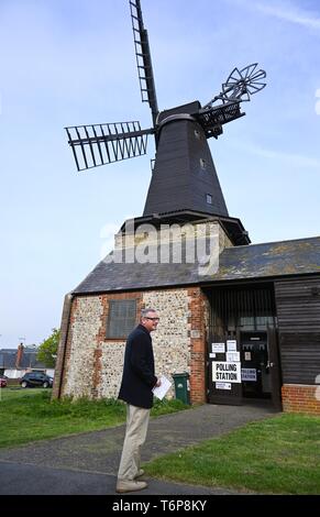 Brighton UK zum 2. Mai 2019 - Eine frühe Wähler in der Hove Wahlkreis Hangleton & Knoll Gemeinde außerhalb der Wahllokale bei West Blatchington Windmühle in Brighton und Hove heute Morgen. Foto: Simon Dack/Alamy leben Nachrichten Stockfoto