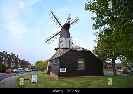 Brighton UK zum 2. Mai 2019 - West Blatchington Windmühle als Wahllokal für die Hove Wahlkreis Hangleton & Knoll Ward in Brighton und Hove heute verwendet. Foto: Simon Dack/Alamy leben Nachrichten Stockfoto