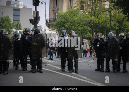 Mai 1, 2019 - Tausende für Mai Tag versammelt die Proteste in der französischen Hauptstadt mit Auseinandersetzungen zwischen den Demonstranten und der Polizei. Viele gelbe Weste Demonstranten trat der Rallye sowie einige schwarze Block anti-kapitalistischen Gruppen. Mehrere hundert Polizisten waren in Paris bereitgestellt, und Sie schossen mit Tränengas und Knüppel Aufladungen, die Demonstranten zu drücken. Tausende von Menschen haben in diesem Jahr zum Tag der Rallye in Frankreich für die Rechte der Arbeitnehmer zu kämpfen und gegen die Wirtschaftspolitik von Präsident Emmanuel Längestrich zu protestieren. Nach Angaben der französischen Gewerkschaft CGT, alle März Stockfoto