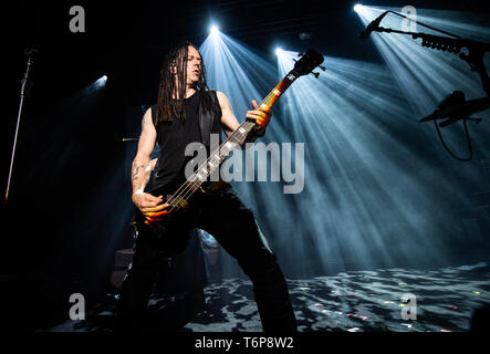 Oslo, Norwegen. 01 Mai, 2019. Norwegen, Oslo - Mai 1, 2019. Die amerikanische metal band Gestört führt ein Live Konzert in Sentrum Scene in Oslo. Hier Bassist John moyer wird gesehen, live auf der Bühne. (Foto: Gonzales Foto/Alamy leben Nachrichten Stockfoto