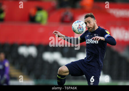 Swansea, Großbritannien. 01 Mai, 2019. Richard Keogh, der Derby County Kapitän in Aktion. EFL Skybet Meisterschaft übereinstimmen, Swansea City v Derby County in der Liberty Stadium in Swansea, Südwales am Mi 1. Mai 2019. Dieses Bild dürfen nur für redaktionelle Zwecke verwendet werden. Nur die redaktionelle Nutzung, eine Lizenz für die gewerbliche Nutzung erforderlich. Keine Verwendung in Wetten, Spiele oder einer einzelnen Verein/Liga/player Publikationen. pic von Andrew Obstgarten/Andrew Orchard sport Fotografie/Alamy Live news Credit: Andrew Orchard sport Fotografie/Alamy leben Nachrichten Stockfoto