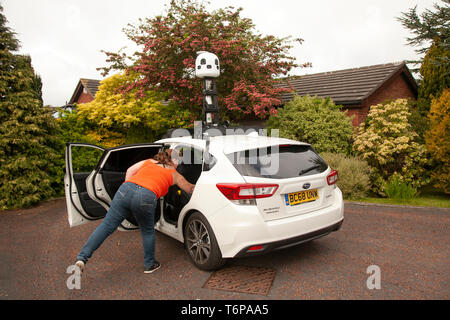 Apple Maps Streer View Autos in Tarleton, Lancashire, Großbritannien. Mai 2019. Die Apple Maps Update-Umfrage Fahrzeug fotografiert die neuen Wohnsiedlungen des Dorfes. GPS-Updates sind für neu errichtete Häuser und kürzlich fertiggestellte Wohnsiedlungen erforderlich. Apple startete ein neues Projekt zur Kartierung weit verbreiteter Gebiete Großbritanniens als Teil einer umfangreichen Aktualisierung seiner Karten. Es ist mit einer leistungsstarken 360°-Kamera auf dem Dach ausgestattet, mit der Bilder von vorn, hinten und von den Seiten aufgenommen werden können, während das Fahrzeug fährt. Mit Lidar erzeugt das Auto außerordentlich präzise „Punktwolken“, eine Voraussetzung für selbstfahrende Autos. Stockfoto