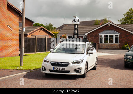 Apple Maps Streer View Autos in Tarleton, Lancashire, Großbritannien. Mai 2019. Die Apple Maps Update-Umfrage Fahrzeug fotografiert die neuen Wohnsiedlungen des Dorfes. GPS-Updates sind für neu errichtete Häuser und kürzlich fertiggestellte Wohnsiedlungen erforderlich. Apple startete ein neues Projekt zur Kartierung weit verbreiteter Gebiete Großbritanniens als Teil einer umfangreichen Aktualisierung seiner Karten. Es ist mit einer leistungsstarken 360°-Kamera auf dem Dach ausgestattet, mit der Bilder von vorn, hinten und von den Seiten aufgenommen werden können, während das Fahrzeug fährt. Mit Lidar erzeugt das Auto außerordentlich präzise „Punktwolken“, eine Voraussetzung für selbstfahrende Autos. Stockfoto