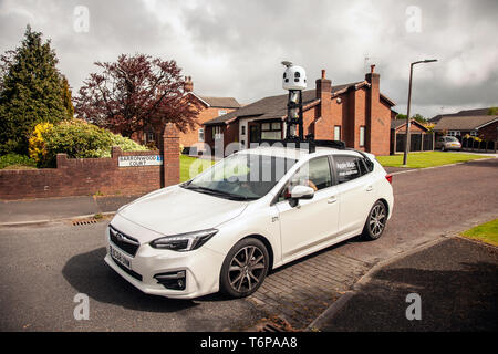 Apple Maps Streer View Autos in Tarleton, Lancashire, Großbritannien. Mai 2019. Die Apple Maps Update-Umfrage Fahrzeug fotografiert die neuen Wohnsiedlungen des Dorfes. GPS-Updates sind für neu errichtete Häuser und kürzlich fertiggestellte Wohnsiedlungen erforderlich. Apple startete ein neues Projekt zur Kartierung weit verbreiteter Gebiete Großbritanniens als Teil einer umfangreichen Aktualisierung seiner Karten. Es ist mit einer leistungsstarken 360°-Kamera auf dem Dach ausgestattet, mit der Bilder von vorn, hinten und von den Seiten aufgenommen werden können, während das Fahrzeug fährt. Mit Lidar erzeugt das Auto außerordentlich präzise „Punktwolken“, eine Voraussetzung für selbstfahrende Autos. Stockfoto