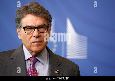 Brüssel, Belgien. 2. Mai 2019. US-Energieminister Rick Perry und EU-Kommissar für Energie Miguel Arias Canete während einer Pressekonferenz nach den ersten Teil des ersten EU-USA auf hoher Ebene business to business Energy Forum bei der Europäischen Kommission. Alexandros Michailidis/Alamy leben Nachrichten Stockfoto