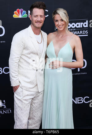 Las Vegas, USA. 01 Mai, 2019. LAS VEGAS, Nevada, USA - Mai 01: Tyler Hubbard von Florida Georgia Linie und Hayley Stommel kommen an der 2019 Billboard Music Awards im MGM Grand Garden Arena am 1. Mai 2019 in Las Vegas, Nevada, USA. (Foto von Xavier Collin/Image Press Agency) Quelle: Bild Presse Agentur/Alamy leben Nachrichten Stockfoto