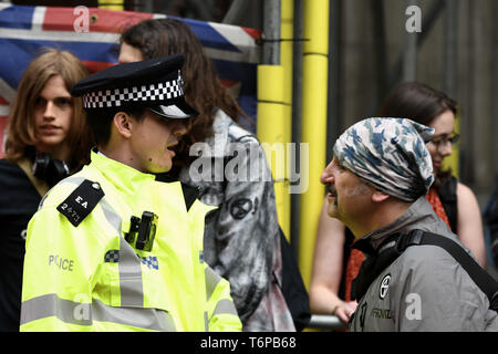 London, Greater London, UK. Mai, 2019. Polizisten gesehen ist das Sprechen mit einer ökologischen Aktivisten während des Protestes außerhalb der Brasilianischen Botschaft in London. Aussterben Rebellion Aktivisten versammelten sich vor Brasilien Botschaft in London die Artenvielfalt der Amazonas Regenwald und Nachfrage der Regenwald Ausbeutung zu beenden und sie zu schützen, zu feiern. Quelle: Andres Pantoja/SOPA Images/ZUMA Draht/Alamy leben Nachrichten Stockfoto