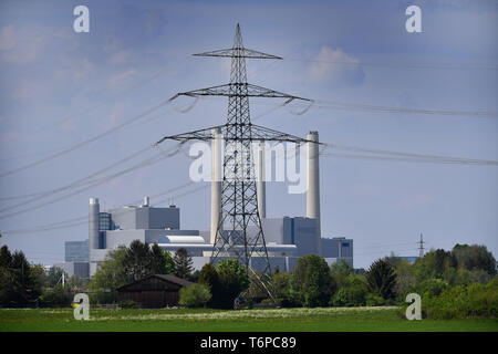 Strom pylon Vor dem Muenchen Nord Heizzentrale. Harte Kohlekraftwerk, Kohlekraftwerk, Steinkohle, Kraftwerk, Rauch, Rauch, Rauch, Schornsteine, das Kraftwerk Nord ist ein seit 1964 in KWK-Anlagen betrieben durch die Stadtwerke Muenchen. 13/12/2017. | Verwendung weltweit Stockfoto