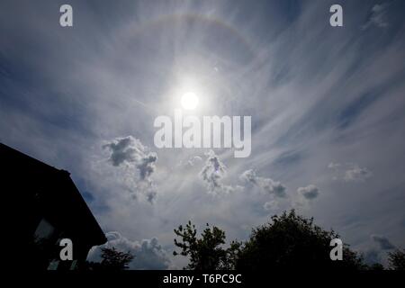 Hailsham, UK. 2. Mai 2019. UK Wetter. Ein Sun Halo ist in der Himmel über Hailsham heute Nachmittag gesehen. Sun Halos sind durch Brechung von Licht durch atmosphärischen Eiskristallen erstellt. Hailsham, East Sussex, UK. Credit: Ed Brown/Alamy leben Nachrichten Stockfoto